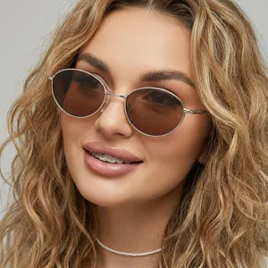 Occhiali da sole ovali retro in metallo da donna, ideali per guida all aperto e feste.