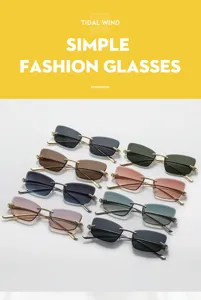 Lunettes de soleil carrées sans monture avec verres dégradés et branches métal tendance.