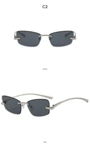 Vue détaillée des lunettes de soleil carrées sans monture Y2K avec monture en métal et verres foncés.