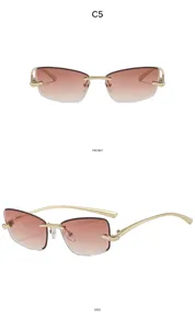 Vue détaillée de lunettes de soleil carrées sans monture, verres bruns et monture dorée.