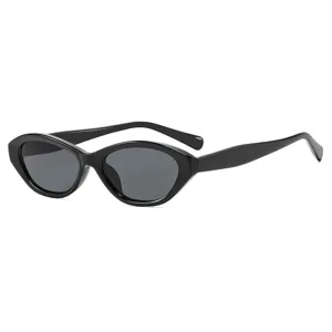Lunettes de soleil cat-eye noires élégantes pour femmes, protection UV tendance pour voyage.