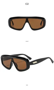 Nahaufnahmen der trendigen einteiligen Sonnenbrille mit dicken schwarzen Rahmen und braunen Gläsern.