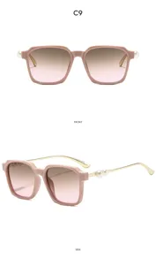 Retro vierkante zonnebril met roze verloopglazen en elegante gouden pootjes met parels.