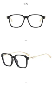 Stijlvolle retro vierkante bril met elegante parel accenten en mooie gouden pootjes.