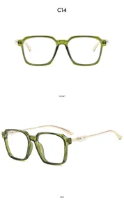 Vintage vierkante bril met groen doorschijnend montuur en elegante parelversiering.