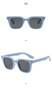 Detailansicht der hellblauen Kinder Sonnenbrille mit Front und Seitenansicht des Rahmens.