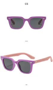 Süße quadratische Kinder-Sonnenbrille mit rosa-lila Silikonrahmen und stilvollen Nieten.