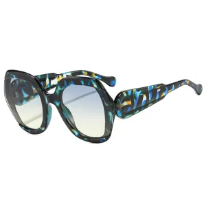 Lunettes de soleil oversize degradees pour femme, monture epaisse avec motif abstrait.