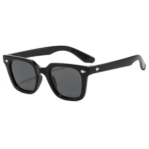 Kinder schwarze quadratische Sonnenbrille Nieten Dekor stilvoll Outdoor UV Schutz Brille