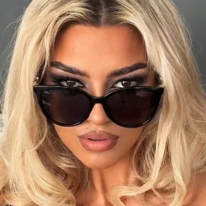 Retro oversized cat-eye sunglasses for women, stylish black sun glasses for outdoor street wear.