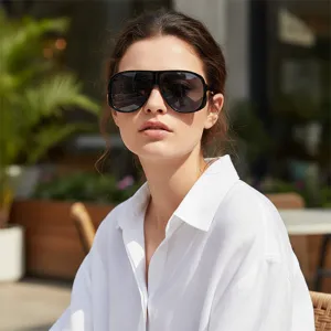 Occhiali da sole vintage oversize neri da donna, protezione solare elegante per viaggi.