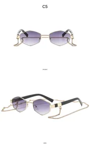 Detailansicht trendiger Polygon-Sonnenbrille mit Farbverlaufsgläsern und goldenen Ketten.