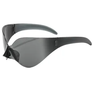 Moderne futuristische Punk-Sonnenbrille für urbane Streetwear-Mode mit dunklen Gläsern.