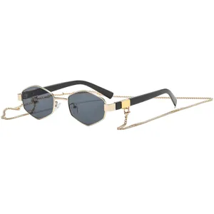 Modische Polygon Sonnenbrille mit Retro Metallrahmen, dunklen Gläsern und Kette für Damen.