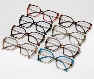 Detailaufnahme mehrfarbiger großer Retro Katzenaugen Quadratbrille, stilvoll und schick.