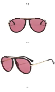 Modische große Piloten-Sonnenbrille mit stilvollen roten Gläsern und Metallbügeln für Outdoor.