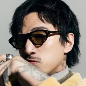 Lunettes de soleil œil-de-chat ovales rétro tendance avec rivets et monture écaille.