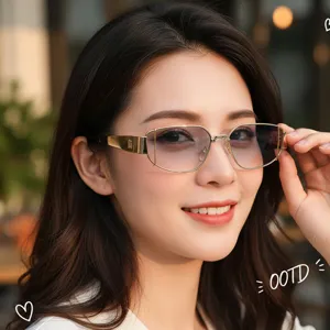 Gafas de sol cuadradas de metal para mujer, estilo retro urbano lentes degradadas anti-UV.