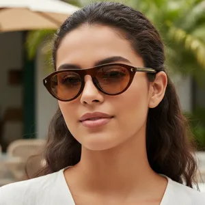Chics lunettes de soleil œil-de-chat rétro avec clous en métal et verres dégradés.