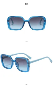 Dettaglio occhiali da sole quadrati glitterati bambini, lenti sfumate blu, stile alla moda.