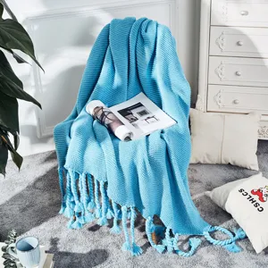 Nordische blaue Strick-Wohndecke mit Fransen für gemütliche Sofa- und Bettdekoration.