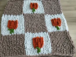 Couverture tricotée épaisse en chenille douce faite main avec carreaux et jolies fleurs.