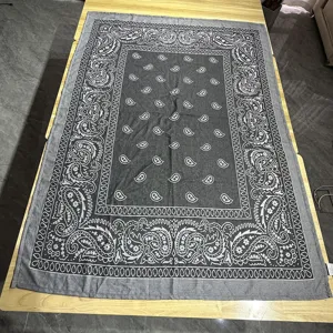 Vista dettagliata della morbida coperta jacquard paisley grigia con trama fine.