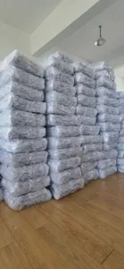 Vue détaillée de couvertures en tricot épais emballées en vrac et bien empilées.