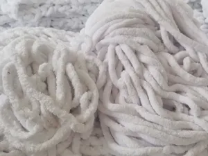 Weißes dicke Chenille-Garn Detail, weiches Plüschmaterial für handgestrickte Decken und DIY.