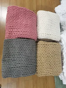 Grob gestrickte Chenille Decke Detail, weicher dicker handgemachter Kuscheldecke Wurf