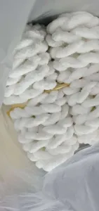 Weißer dicker Chenille-Garn-Decken-Detail, weiches Plüschmaterial für gemütliche Heim-DIY.