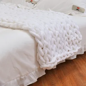 Detailaufnahme der weissen groben Strick Chenille Decke Textur, kuscheliger Wohn.