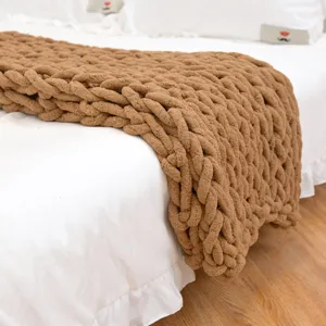 Gemütliche dicke Strickdecke Detailaufnahme, weiche Chenille Wohndecke Nahaufnahme, Schlafzimmer