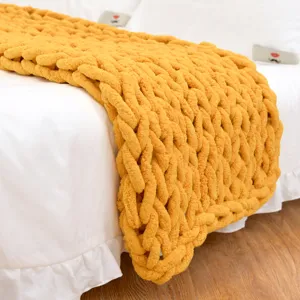 Detailansicht der groben Strickdecke, kuscheliger Chenille-Wurf fuer Sofa und Schlafzimmer.