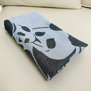 Nahaufnahme einer gewebten Jacquard-Decke mit süßem Pandamotiv für Flugzeug oder Sofa.