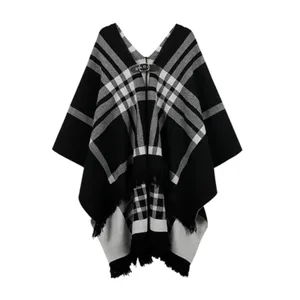 Zwart-wit geruite gebreide ponchosjaal met leren gespdetail en stijlvolle franjeszoom.