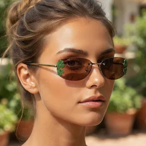 Lunettes de soleil carrées sans monture chic avec trèfle vert et monture en métal.
