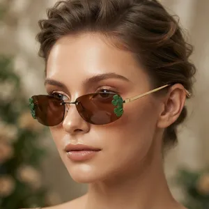 Lunettes de soleil carrées sans monture élégantes avec décor de trèfle vert et verres marron.