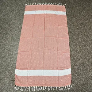 Gedetailleerd uitzicht op Turkse katoenen strandhanddoek met geometrisch ruitpatroon.