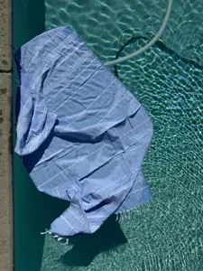 Nahaufnahme Detailansicht des blau-weißen gestreiften türkischen Strandtuchs am Pool.