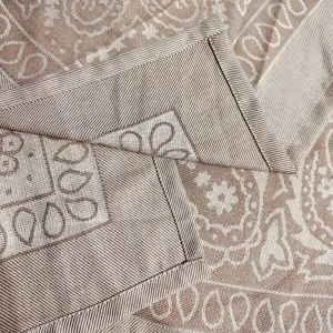 Geweven jacquard deken detail textuur close-up, premium kaki zachte stof en nette randpijping.