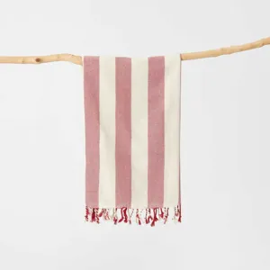 Dettaglio del telo mare in cotone a righe con frange, design per bagno in stile turco.
