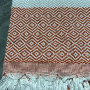 Geweven jacquard Turks strandlaken detail, geometrisch ruitpatroon en franjes, zacht katoen.