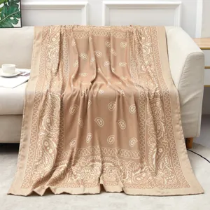 Beige jacquard woondeken voor bank, zachte zomerdeken met klassiek paisley patroon.