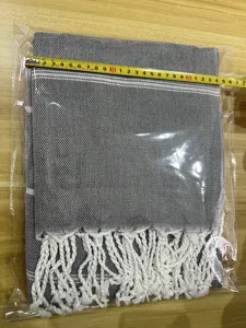 Telo mare turco grigio con strisce bianche e frange decorative, morbido asciugamano.