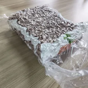 Vue détaillée de la couverture en maille épaisse emballée sous vide, montrant la texture.