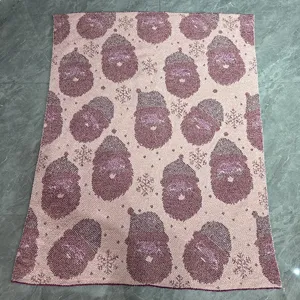 Couverture polaire rose de Noël confortable avec motif jacquard de Père Noël et flocons.