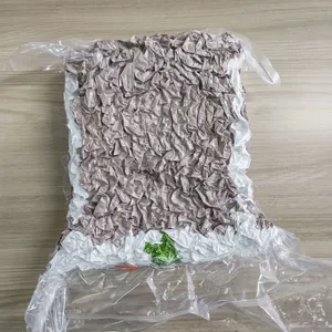 Vue de détail d'une couverture en tricot épais compressée sous vide, texture chenille.