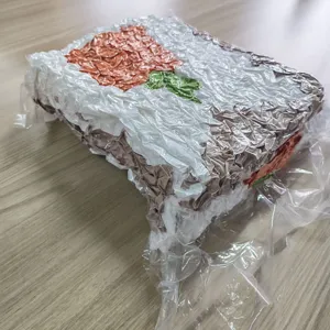 Vue détaillée de la couverture en chenille tricotée épaisse, emballée sous vide pour le transport.