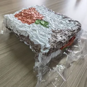 Vue détaillée de la couverture tricotée épaisse faite main, jeté chenille emballé sous vide.